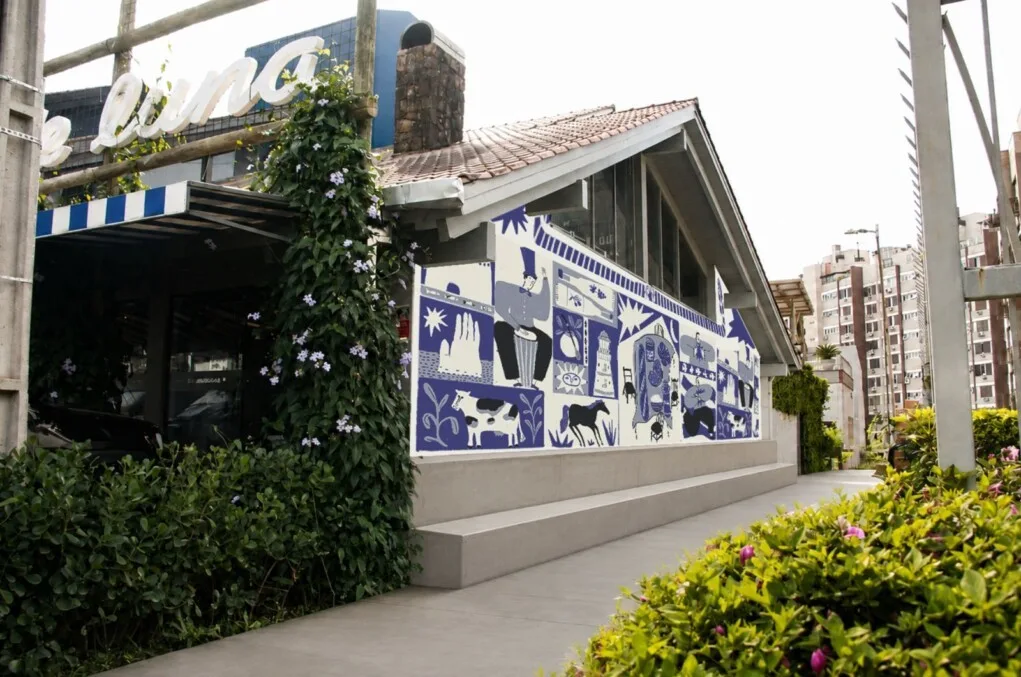 Casa Sabor de Luna vista do Caminito, com mural azul e branco e arquibancada de concreto